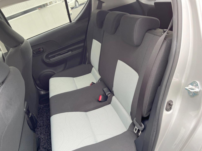 2013 Toyota Aqua DAA-NHP10 (UW-69f496721181f)[26]