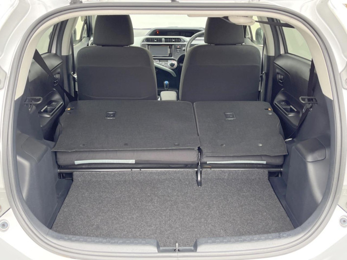 2013 Toyota Aqua DAA-NHP10 (UW-69f496721181f)[28]