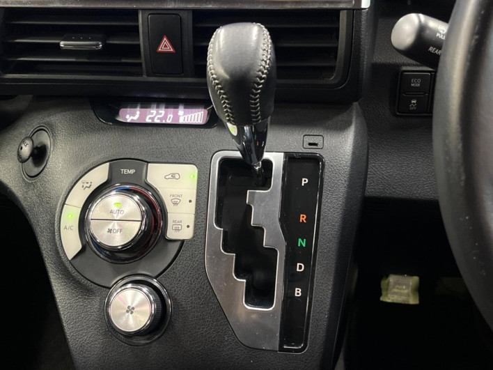 2015 Toyota Sienta DAA-NHP170G (UW-69f49674d4db8)[27]