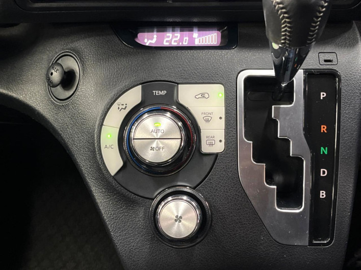 2015 Toyota Sienta DAA-NHP170G (UW-69f49674d4db8)[26]