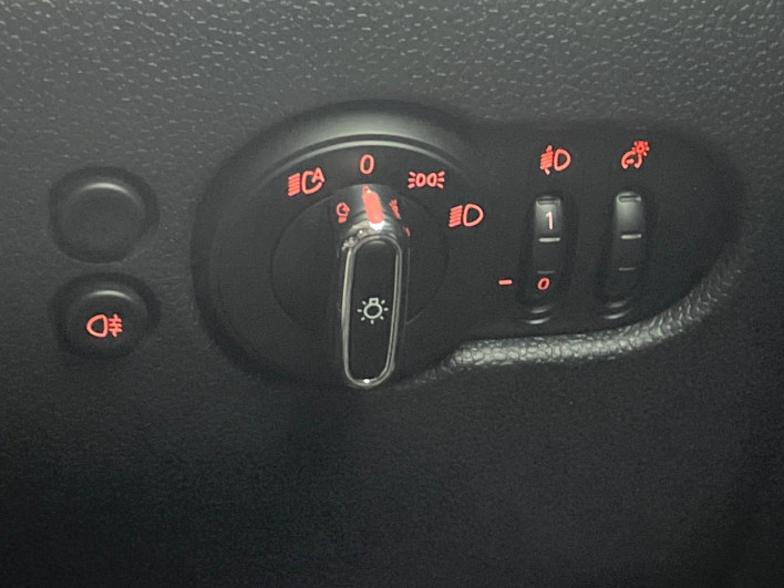 2022 Rover Mini 3DA-XY15MW (UW-69f496b4c57bf)[17]