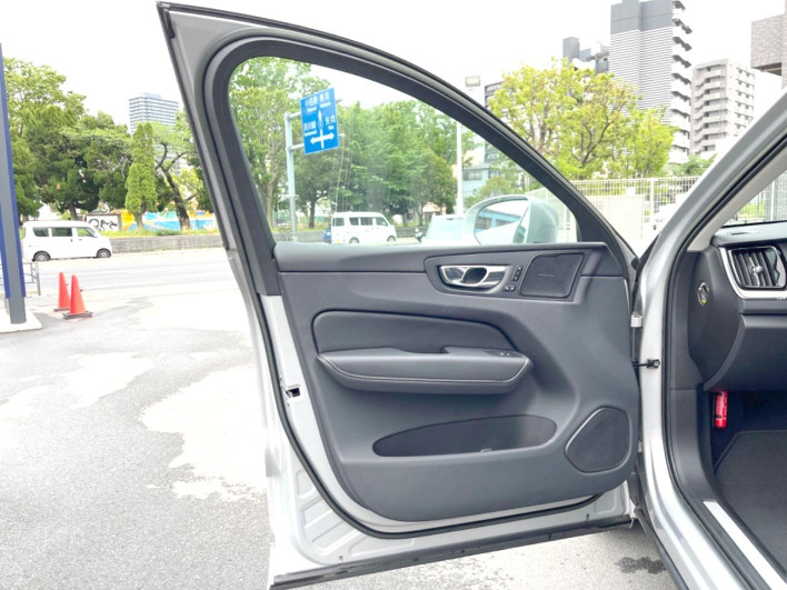 2022 Volvo XC60 5AA-UB420TXCM (UW-69f496be95df2)[17]