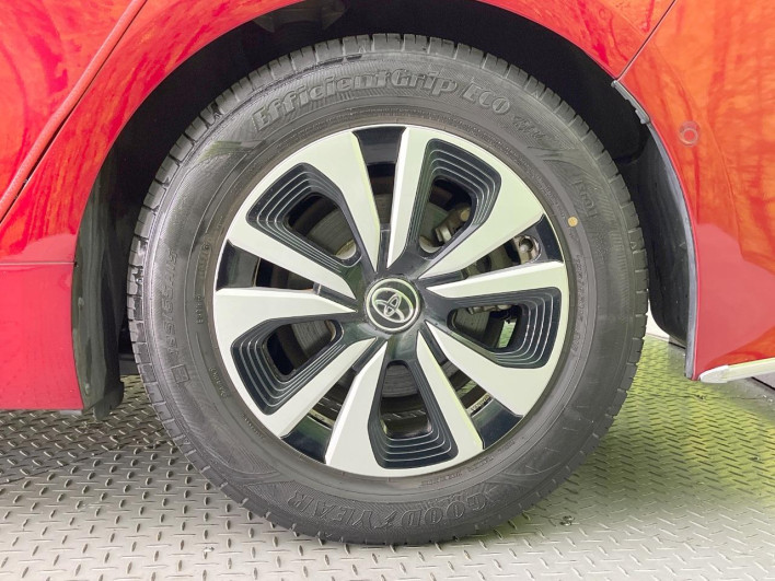 2017 Toyota Prius PHV DLA-ZVW52 (UW-69f496df626ea)[12]