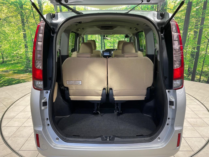 2014 Toyota Noah DAA-ZWR80G (UW-69f496e361cc8)[17]