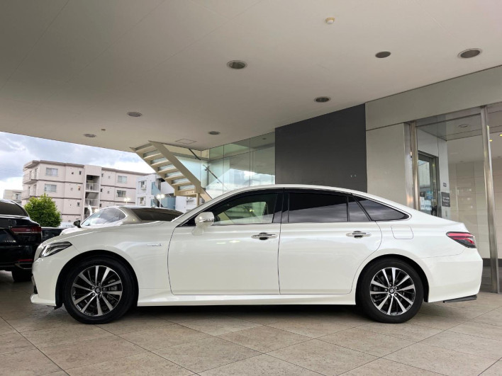 2019 Toyota Crown Hybrid 6AA-AZSH20 (UW-69f56a52d2e68)[21]