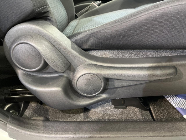 2013 Nissan Note DBA-E12 (UW-69f56a7b1a628)[28]