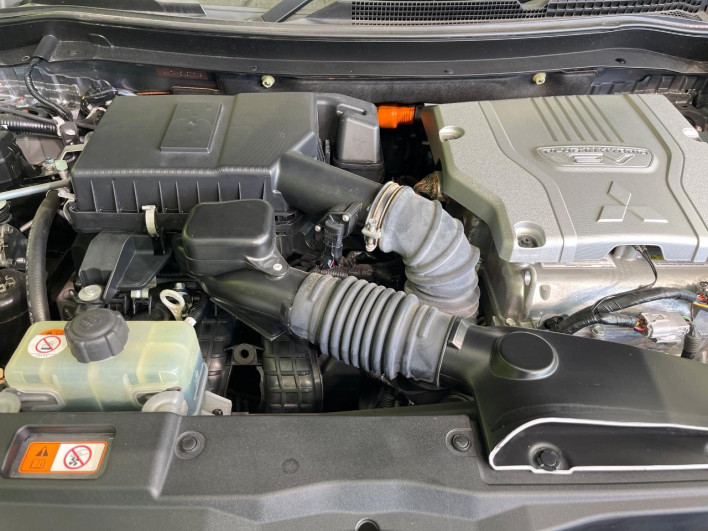 2017 Mitsubishi OUTLANDER PHEV DLA-GG2W (UW-69f56a97b51e7)[5]
