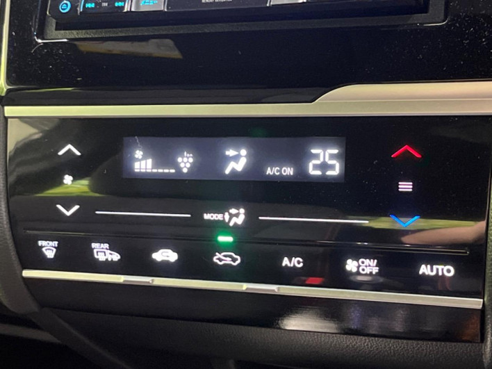 2016 Honda Fit Hybrid DAA-GP6 (UW-69f56a9f56fcd)[29]