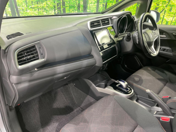 2016 Honda Fit Hybrid DAA-GP6 (UW-69f56a9f56fcd)[16]