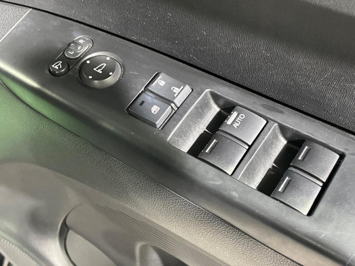 2017 Honda N-BOX CUSTOM DBA-JF1 (UW-69f56ad00982c)[25]