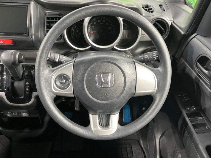 2017 Honda N-BOX CUSTOM DBA-JF1 (UW-69f56ad00982c)[28]