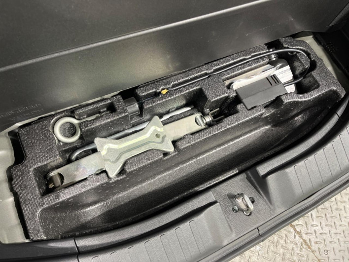 2017 Honda N-BOX CUSTOM DBA-JF3 (UW-69f56ad21fde8)[10]