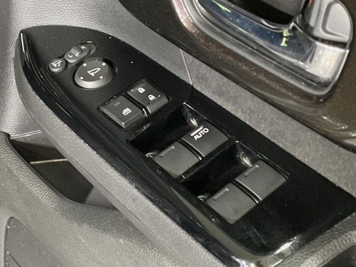 2018 Honda N-BOX CUSTOM DBA-JF3 (UW-69f56ad26680b)[26]