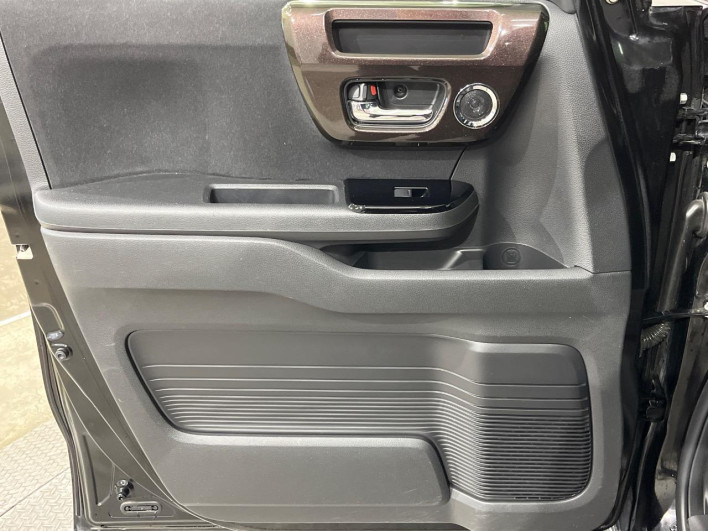 2017 Honda N-BOX CUSTOM DBA-JF4 (UW-69f56ade4a93f)[28]