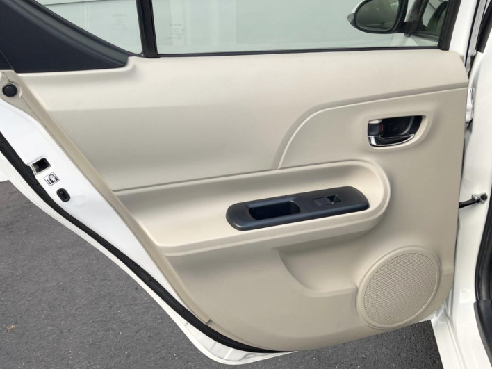 2012 Toyota Aqua DAA-NHP10 (UW-69f56b8a0c0ff)[25]
