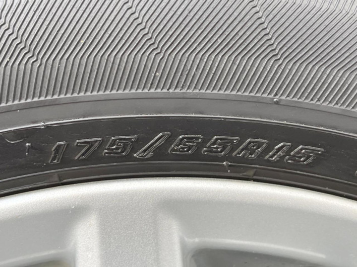 2012 Toyota Aqua DAA-NHP10 (UW-69f56b8a0c0ff)[8]