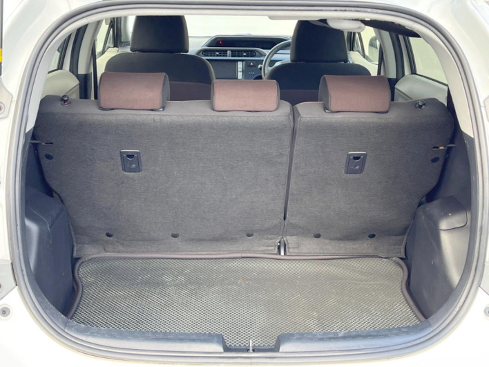 2012 Toyota Aqua DAA-NHP10 (UW-69f56b8a0c0ff)[29]