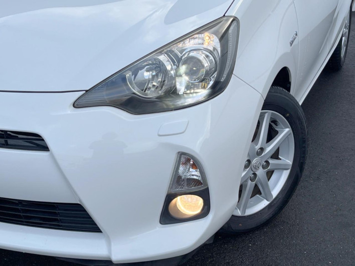 2012 Toyota Aqua DAA-NHP10 (UW-69f56b8a0c0ff)[12]