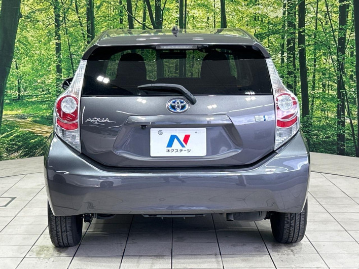 2013 Toyota Aqua DAA-NHP10 (UW-69f56b8a2e7ca)[19]