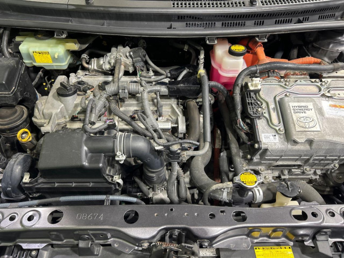 2013 Toyota Aqua DAA-NHP10 (UW-69f56b8a2e7ca)[4]