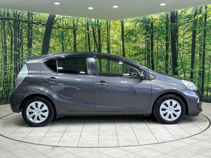 2013 Toyota Aqua DAA-NHP10 (UW-69f56b8a2e7ca)[17]