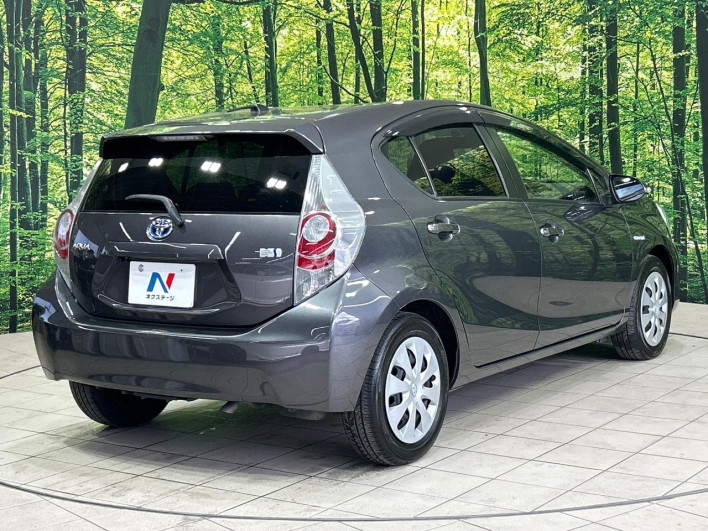 2013 Toyota Aqua DAA-NHP10 (UW-69f56b8a2e7ca)[18]