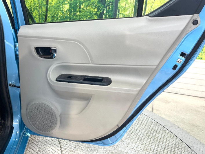 2013 Toyota Aqua DAA-NHP10 (UW-69f56b8a45ce2)[18]