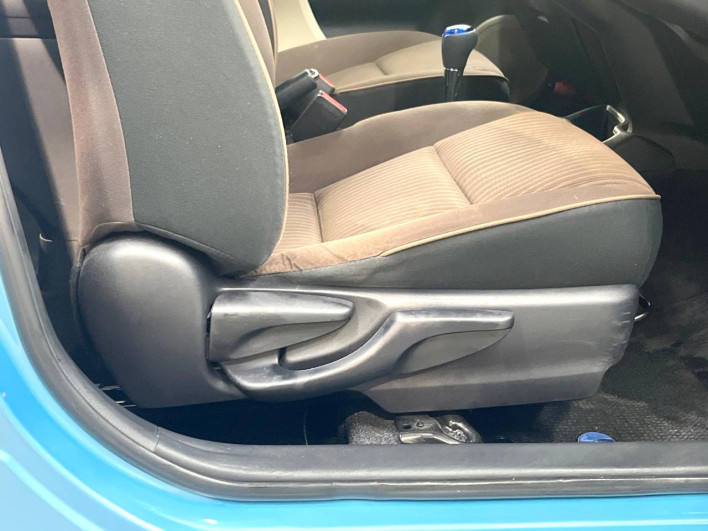 2013 Toyota Aqua DAA-NHP10 (UW-69f56b8a45ce2)[16]