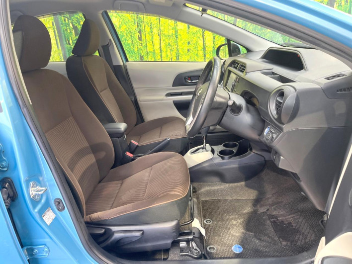 2013 Toyota Aqua DAA-NHP10 (UW-69f56b8a45ce2)[28]