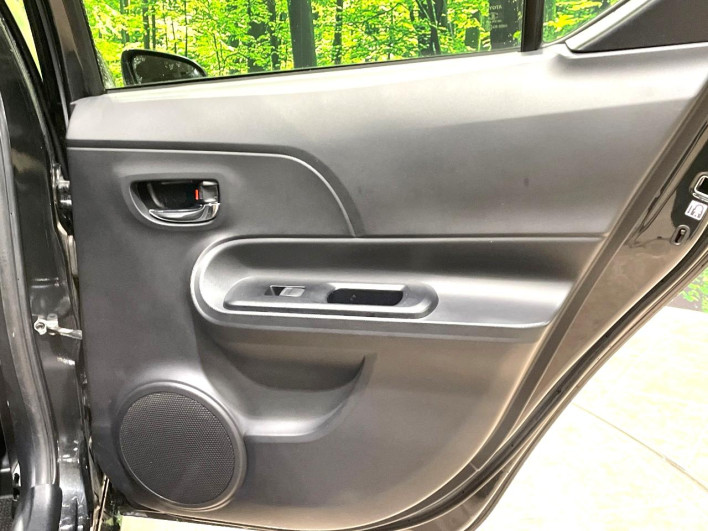 2014 Toyota Aqua DAA-NHP10 (UW-69f56b8d2a21b)[7]