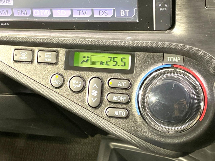 2014 Toyota Aqua DAA-NHP10 (UW-69f56b8d2a21b)[13]