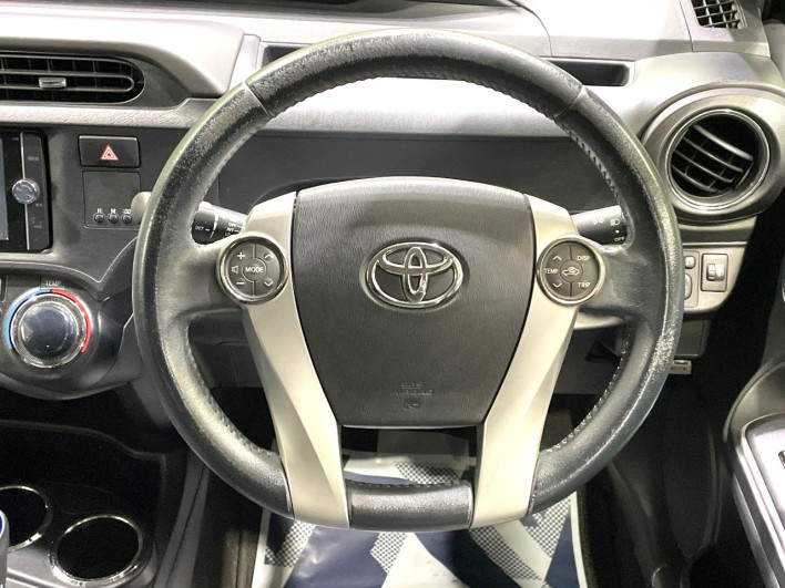 2014 Toyota Aqua DAA-NHP10 (UW-69f56b8d2a21b)[5]