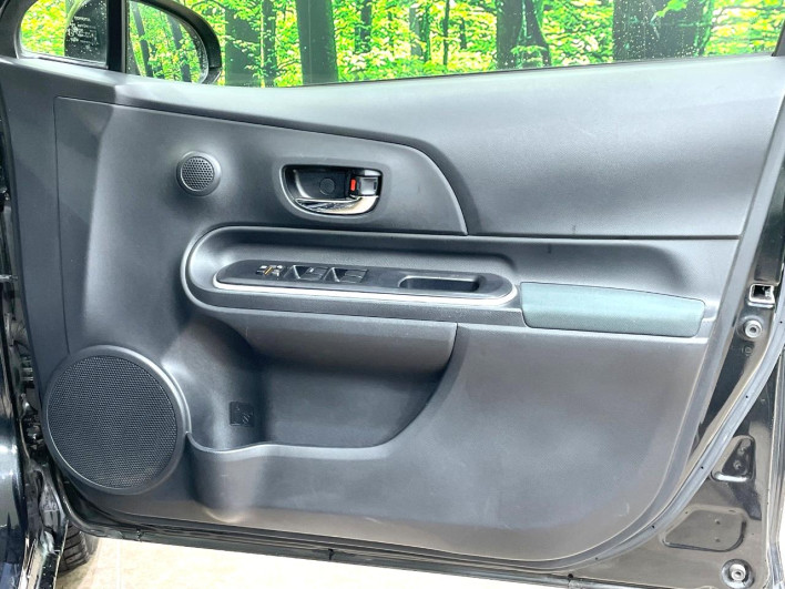 2014 Toyota Aqua DAA-NHP10 (UW-69f56b8d2a21b)[8]