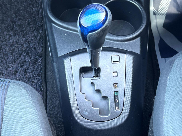 2015 Toyota Aqua DAA-NHP10 (UW-69f56b8d37a03)[23]