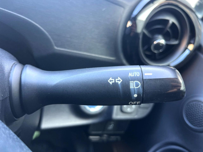 2015 Toyota Aqua DAA-NHP10 (UW-69f56b8d37a03)[20]