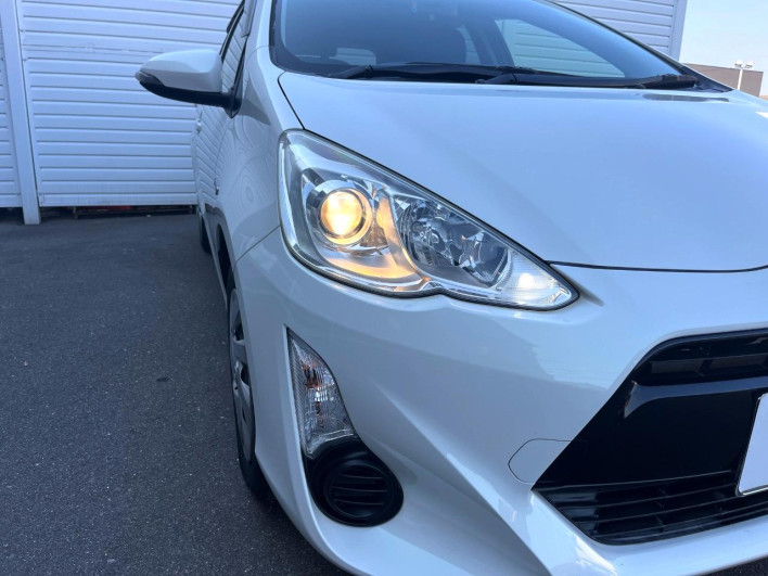2015 Toyota Aqua DAA-NHP10 (UW-69f56b8d37a03)[13]