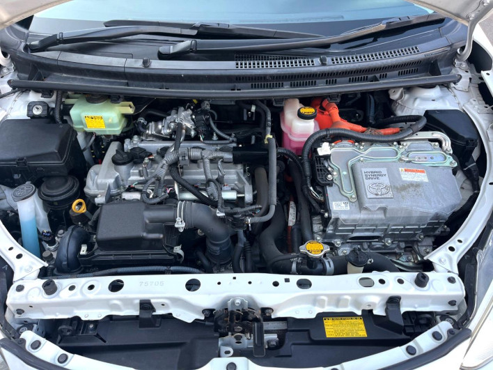 2015 Toyota Aqua DAA-NHP10 (UW-69f56b8d37a03)[16]
