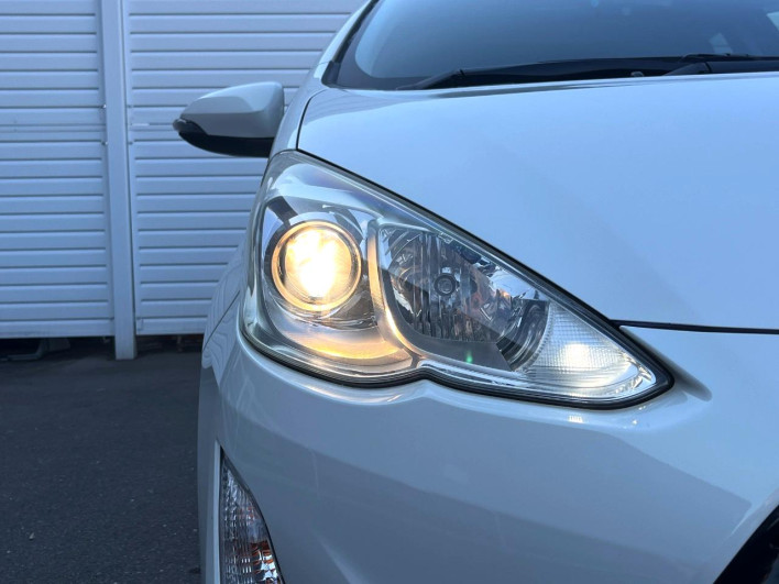 2015 Toyota Aqua DAA-NHP10 (UW-69f56b8d37a03)[12]