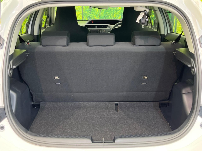 2017 Toyota Aqua DAA-NHP10 (UW-69f56b8f38bb8)[24]
