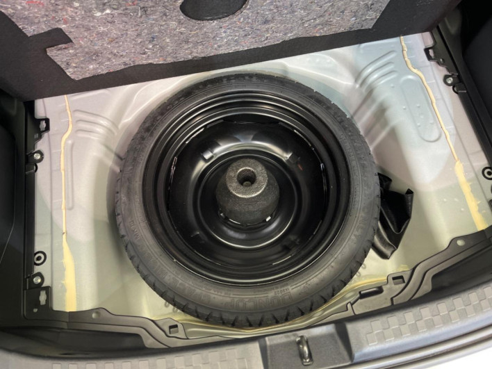 2017 Toyota Aqua DAA-NHP10 (UW-69f56b8f38bb8)[23]