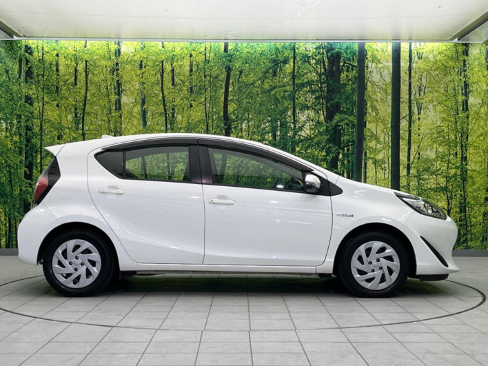 2017 Toyota Aqua DAA-NHP10 (UW-69f56b8f38bb8)[27]