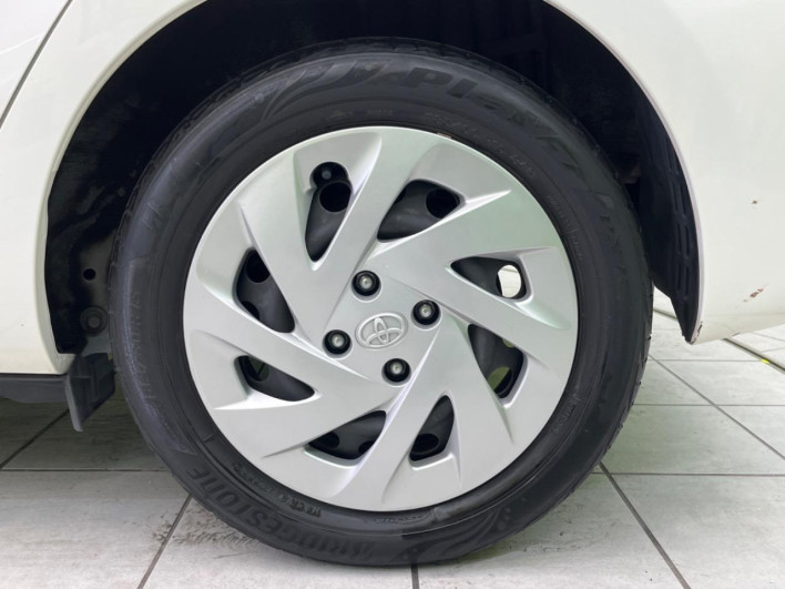 2017 Toyota Aqua DAA-NHP10 (UW-69f56b8f38bb8)[8]