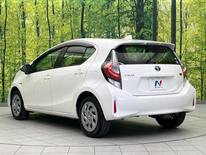 2017 Toyota Aqua DAA-NHP10 (UW-69f56b8f38bb8)[14]