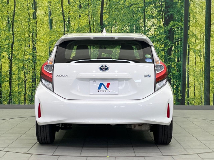 2017 Toyota Aqua DAA-NHP10 (UW-69f56b8f38bb8)[15]