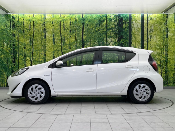 2017 Toyota Aqua DAA-NHP10 (UW-69f56b8f38bb8)[13]