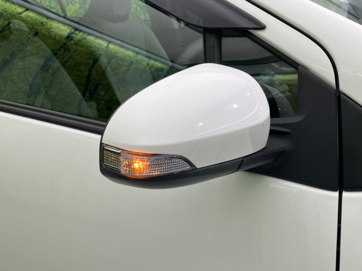 2017 Toyota Aqua DAA-NHP10 (UW-69f56b8f38bb8)[11]