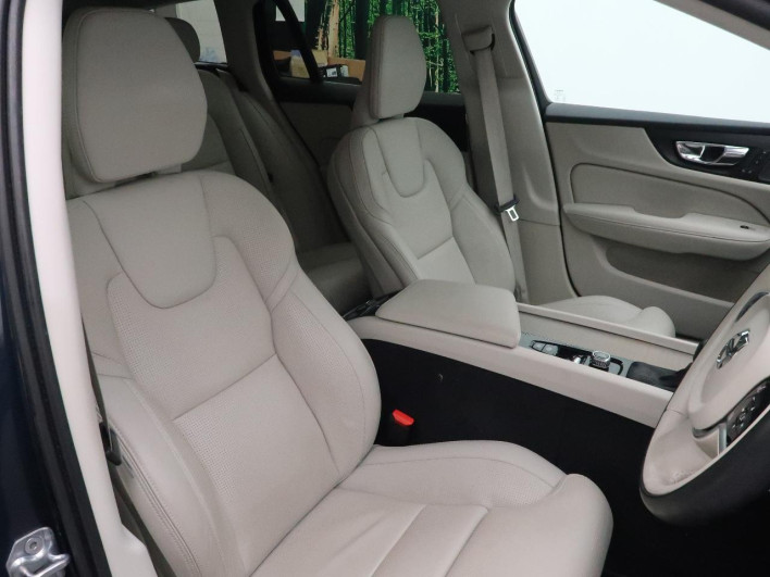 2019 Volvo V60 DBA-ZB420 (UW-69f56bd9a7a4b)[24]