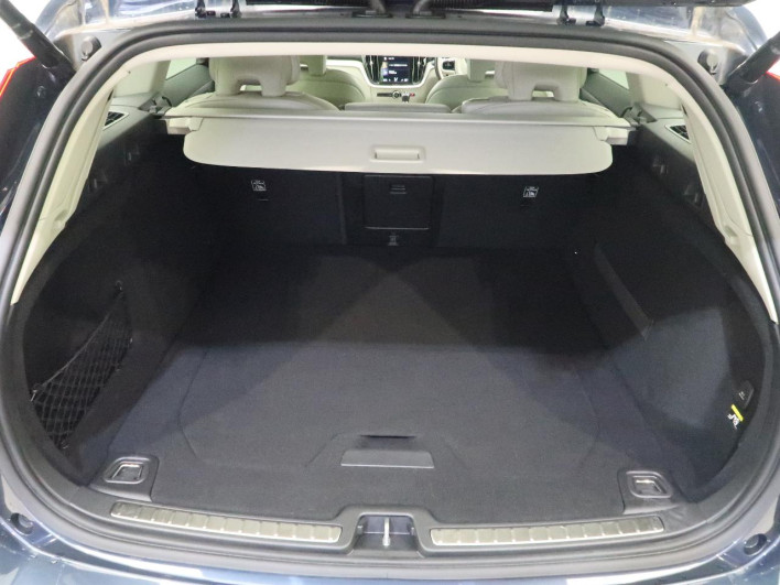 2019 Volvo V60 DBA-ZB420 (UW-69f56bd9a7a4b)[29]