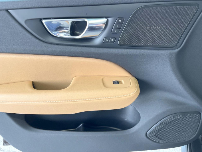 2019 Volvo V60 DBA-ZB420 (UW-69f56bda4ddd9)[18]