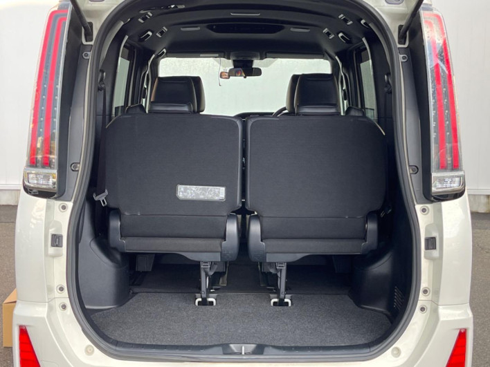 2018 Toyota Noah DBA-ZRR80W (UW-69f56bec14fbf)[24]